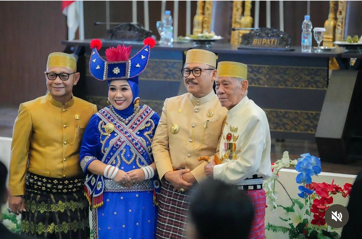 Masyarakat mandar juga memiliki warisan budaya berupa sarung tenun khas yang dikenal dengan nama lipa sabe